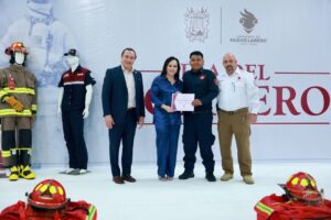 RECONOCE GOBIERNO MUNICIPAL A BOMBEROS Y ENTREGA NUEVO EQUIPAMIENTO