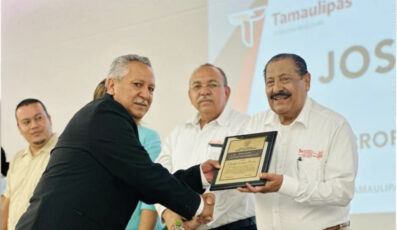 El líder Arnulfo Rodríguez asiste a graduación