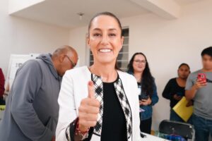 **Claudia Sheinbaum Emite su Voto y Exclama "¡Viva la Democracia!"**