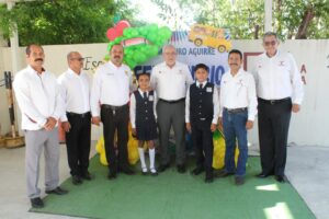 *En representación del gobernador, titular de la SOP, entrega libros uniformes y útiles escolares en Abasolo*