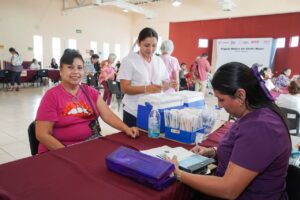Adultos mayores recibirán atención integral en brigada de vacunación este lunes en la Casa Club del DIF