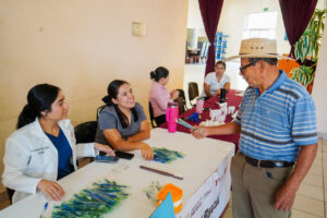 Brigada de Vacunación Invernal en la Casa Club del Adulto Mayor refuerza la protección de adultos mayores