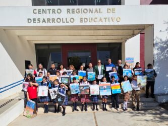 Niños participantes del programa ReciclArte reciben sus pinturas en emotiva ceremonia organizada por el CREDE Nuevo Laredo