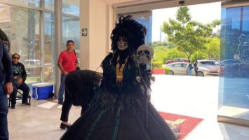 *Celebran tradiciones en Torre Gubernamental con emotiva ceremonia y ofrenda en Día de Muertos*