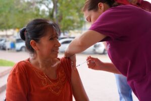 Mantiene Gobierno Municipal Jornada de Vacunación Contra la Influenza en Todas las Clínicas UNE