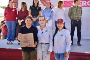 PRESIDENCIA CERQUITA DE TI LLEVA BENEFICIOS DEL GOBIERNO MUNICIPAL A FAMILIAS DE LA COLONIA NACIONES UNIDAS