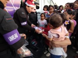 *Personal de la Guardia Estatal alegra a niñez de Nuevo Laredo con posadas*