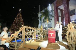 *Encabezan Américo y María desfile navideño y el tradicional encendido del pino*
