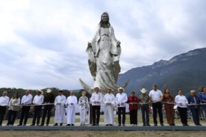 *Entregan Américo y María escultura monumental de la Virgen de la Misericordia en El Chorrito*