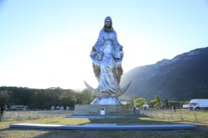 *Entrega Américo este viernes la monumental escultura de la Virgen de la Misericordia*   Diciembre 11 de 2025  Ciudad Victoria, Tamaulipas.- Todo se encuentra listo para que el gobernador de Tamaulipas, Américo Villarreal Anaya, acompañado de la doctora María de Villarreal, presidenta del Sistema DIF Tamaulipas, encabece este viernes la entrega de la monumental escultura de la Virgen de la Misericordia en el poblado de El Chorrito, municipio de Hidalgo.  Las autoridades han establecido un plan integral de seguridad y atención vial para garantizar el orden y la movilidad de las personas que acudirán al evento y a las actividades conmemorativas de esta fecha.   Tras casi un año de preparación y trabajo, la obra creada por la escultora y artista plástica Elizabeth Pesquera Caballero, que supera los 30 metros de altura y se convertirá en una de las más grandes de México y América Latina, será presentada oficialmente este 12 de diciembre, en punto de las 12:00 horas. El acto contará con la presencia de habitantes del lugar, representantes de la comunidad eclesiástica, autoridades civiles y miles de visitantes.  Se informó que la escultura está conformada por piezas de acero, elaboradas totalmente a mano, sin que exista una igual a otra. Incluye además dos piezas de bronce que conforman las pupilas de sus ojos, las cuales fueron bendecidas por Su Santidad el Papa León XIV. En su construcción participaron también alumnos del ITACE. La obra se ubica en una explanada de una hectárea, cerca de la icónica cascada del Santuario de El Chorrito.  El proyecto contempla una segunda etapa que incluirá la construcción de una plazoleta, suministro y colocación de luminarias, andadores, jardinería y muros de contención para mejorar el entorno y la experiencia de quienes visiten este nuevo referente turístico y religioso.  El gobernador ha señalado que esta obra se perfila como un nuevo espacio de paz y tranquilidad y un detonante para el desarrollo y la economía de Hidalgo y de los municipios cercanos, al consolidarse como el santuario religioso más importante del noreste de México.