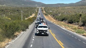 *Escolta Guardia Estatal caravana de 250 vehículos de paisanos en la Carretera Federal 101*