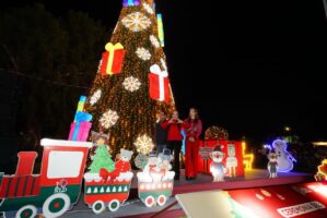 NUEVO LAREDO VIVE UNA NOCHE DE LUZ, MAGIA Y UNIÓN CON EL ENCENDIDO DEL PINO NAVIDEÑO; ALCALDESA CARMEN LILIA CANTUROSAS INAUGURA EL VIVEROS MÁGICO 2025
