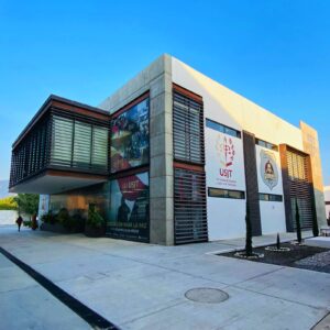 *Habilita USJT inscripciones para maestrías en línea 2026-2027*    Enero 14 de 2026   Ciudad Victoria, Tamaulipas.– Como parte de su oferta académica, la Universidad de Seguridad y Justicia de Tamaulipas (USJT) aperturó la inscripción a sus dos maestrías en línea: la primera en Criminología y Justicia Penal; y la segunda en Desarrollo de Políticas Públicas en Materia de Seguridad.  Estos programas de posgrado correspondientes al ciclo 2026-2027 están dirigidos a profesionistas interesados en especializarse en áreas estratégicas para la prevención e investigación del delito y la procuración de justicia.  El inicio de clases será el próximo 7 de febrero de 2026 y estarán impartidos por personal académico, expertos y funcionarios públicos del más alto nivel.  Las personas interesadas podrán enviar su solicitud de inscripción a través de la siguiente liga: https://forms.gle/8XbCKDCmuLAE7sXe9, así como solicitar información adicional en el Departamento de Investigación y Posgrado, al teléfono 834 318 62 75, extensión 16726.  Estas acciones son resultado del respaldo del Gobierno del Estado de Tamaulipas, encabezado por Américo Villarreal Anaya, y el secretario de Seguridad Pública, Carlos Arturo Pancardo Escudero, quien, como presidente de la Junta de Gobierno de la USJT, promueve un modelo de mejora continua en todas las áreas de la institución.                 *    *  *