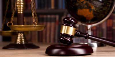 “NO MÁS BLINDAJES A DELINCUENTES DE CUELLO BLANCO”.