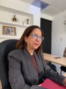 *Avanza instalación de la Universidad Rosario Castellanos en Tamaulipas*   Enero 14 de 2026  Ciudad Victoria, Tamaulipas.– Durante el 2026 se instalarán 14 universidades Rosario Castellanos en todo México; una de ellas se ubicará en Tamaulipas, específicamente en el sur de la entidad, informó Sylvia Isabel Martínez Guerra, subsecretaria de Planeación de la Secretaría de Educación de Tamaulipas (SET).  Refirió que, por indicaciones de la presidenta Claudia Sheinbaum, las universidades se situarán en zonas estratégicas del país, por lo que, al ser una región con una alta dinámica económica, industrial y portuaria, y contar con un importante porcentaje de jóvenes, se instalará en esta zona.  “Tenemos un estudio de factibilidad que se hizo, en el que se identifica que existen 24 mil 502 jóvenes entre 18 y 24 años con preparatoria terminada, quienes no están estudiando una carrera profesional, y queremos darles una opción a ellos”, precisó.  Explicó que la universidad se adapta de acuerdo con el entorno económico de cada región, por lo que la oferta académica que ofrecerá serán las carreras de Ciencia de Datos para Negocios, Turismo, Economía y Desarrollo Sostenible, Urbanismo y Desarrollo Metropolitano, Ciencias Ambientales e Ingeniería en Control y Automatización, además de Tecnologías de la Información y Administración y Comercio.  Martínez Guerra señaló que los trabajos técnicos se efectuarán durante el primer trimestre del año para establecer la forma de operación y las etapas a desarrollarse, con el objetivo de iniciar tentativamente las clases el próximo agosto, con un estimado de 400 estudiantes en su primera generación.  “Es la región sur de Tampico, Madero y Altamira; ahí estamos ubicando diversas opciones y tendremos una visita durante enero del equipo de la rectora Alma Herrera, donde acudirá personal técnico, académico y jurídico para evaluar la factibilidad en diferentes puntos”, precisó.  Comentó que una de las opciones que se evaluará es la Secundaria Técnica N.° 52 “Jesús Elías Piña”, de Tampico, institución que cuenta con infraestructura suficiente para albergar a la universidad en una primera etapa, sin afectar su dinámica académica, en caso de que se eligiera este espacio.  “Hay una propuesta de utilizar parte de este terreno sin afectar las operaciones de la secundaria, ni a sus alumnos ni a sus maestros, para poder aterrizar o cimentar ahí la Universidad Rosario Castellanos. Nos piden 4 mil 92 metros cuadrados y en ese espacio pudiéramos hacer un proyecto suficiente para la universidad y suficiente para que la secundaria técnica siga brindando el servicio educativo”, añadió.  Destacó que la instalación de la Universidad Rosario Castellanos en Tamaulipas es un reflejo del compromiso del Gobierno de México, encabezado por Claudia Sheinbaum, y del gobernador Américo Villarreal Anaya, de impulsar la educación superior y brindarles a las y los jóvenes una formación universitaria, con profesiones acordes a las dinámicas económicas de cada región del país.                *    *   *