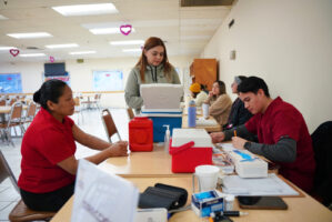 SERVICIOS DE SALUD Y TRÁMITES MUNICIPALES LLEGAN DIRECTAMENTE A TRABAJADORES DE BAKER SPRINGFIELD